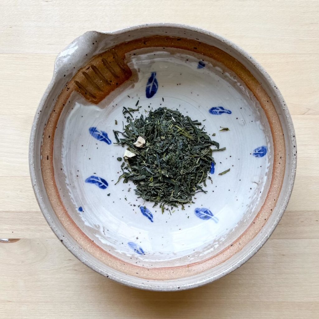 https://teainspoons.com/wp-content/uploads/2023/09/MomoTea_Momo-Sencha_dry-leaves-1024x1024.jpg